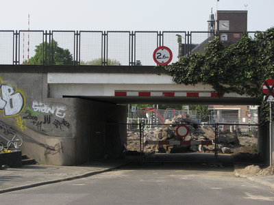 905594 Gezicht door de spoorwegtunnel in de Westerkade te Utrecht, op het terrein waar de Jeremiebrug verwijderd ...